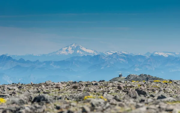 Вогонь Башта стоїть на хребті в Mount Rainier — стокове фото