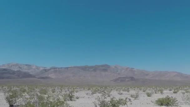 Deserto vuoto lungo la strada nel deserto della Valle della Morte — Video Stock