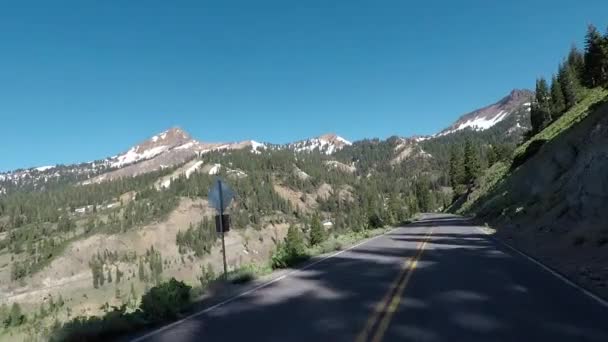 Estrada da montanha através do Parque Nacional Vulcânico de Lassen — Vídeo de Stock