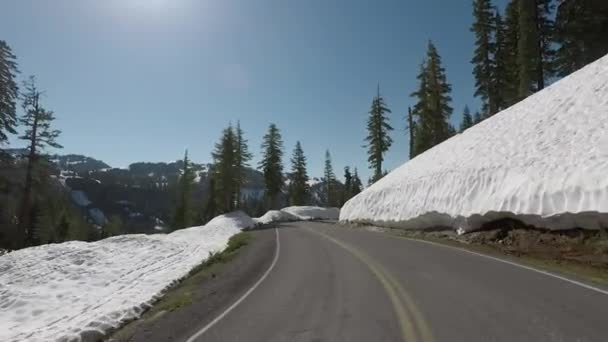 Snöig bergsväg i Lassen Volcanic National Park — Stockvideo