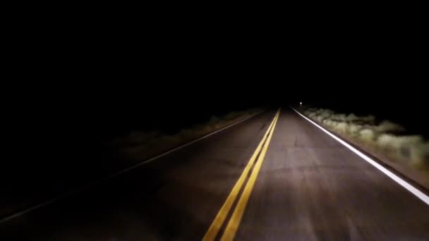 Kemerli gece karanlıkta — Stok video