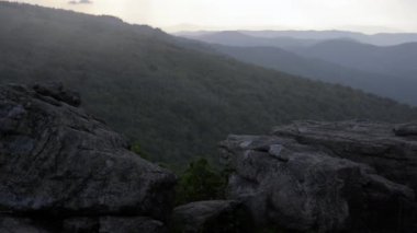 Jane kel günbatımı üzerinde üfleme sis yakın