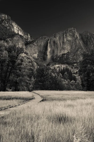 Łąka pod spodem Yosemite Falls — Zdjęcie stockowe