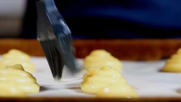 Pásztázás Pate egy Choux tojás mosó — Stock videók
