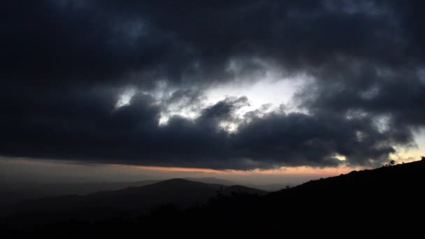 日落在草地山脊上的云彩 — 图库视频影像