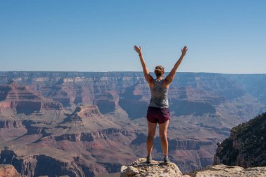 Büyük Kanyon kenarında poz güç