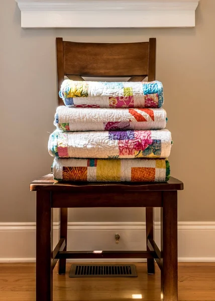 Одеяла, сложенные на деревянном стуле — стоковое фото