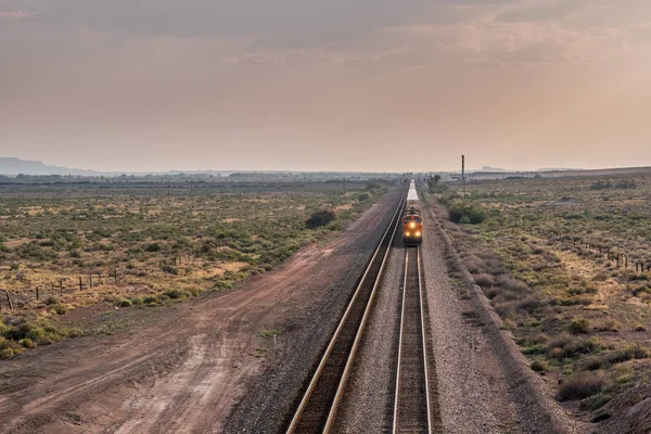 Directo a la vista del tren rodando por el desierto — Foto de Stock