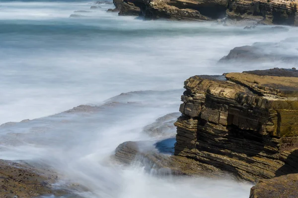 波の長時間露光のクローズ アップ — ストック写真