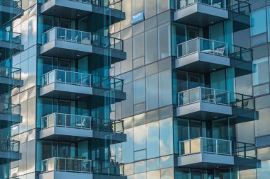 Cam balkon sabah ışığı yansıtacak 