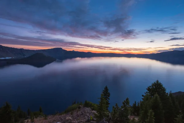 Pause matinale sur le lac Crater — Photo