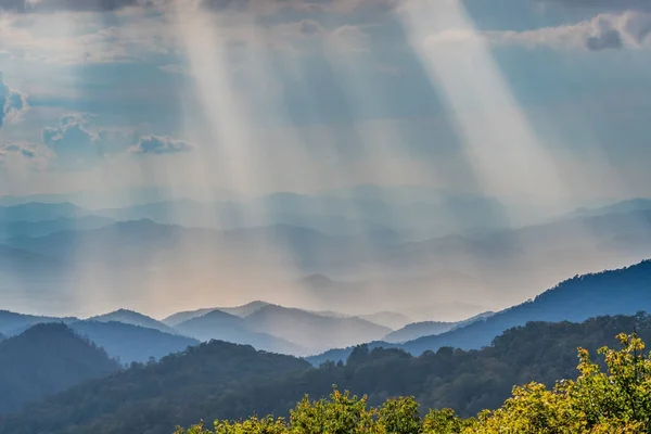 Güneş ışınlarının Blue Ridge Dağları üzerinde Parlatıcı — Stok fotoğraf
