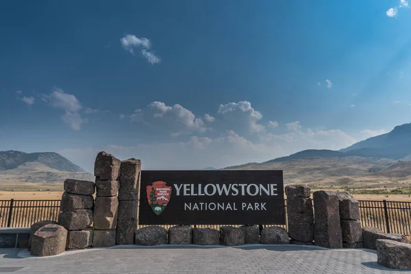 Yellowstonský národní Park cedulka s modrou oblohou — Stock fotografie