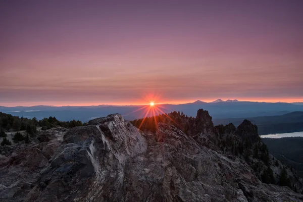 Sunburst Paulina tepe üzerinde yukarıda açık mor bulutlar — Stok fotoğraf