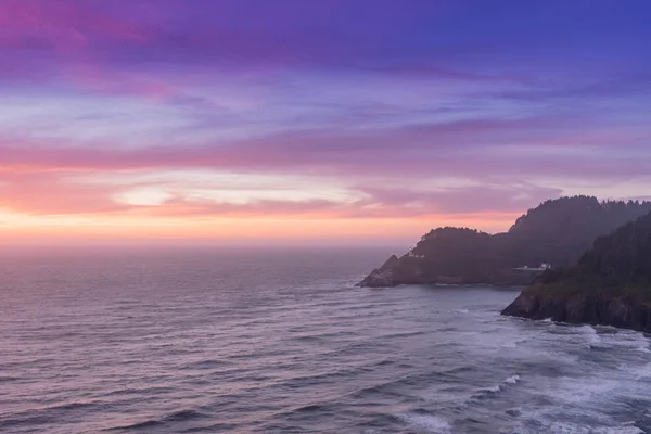 Cores do pôr do sol sobre a costa do Pacífico — Fotografia de Stock