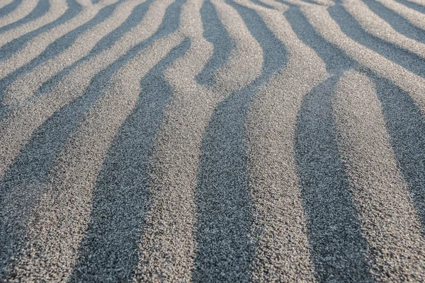 Guardando giù per le file di sabbia sulla spiaggia — Foto Stock