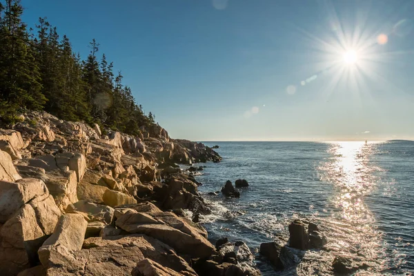 Mañana amaneció sobre la costa rocosa de Maine —  Fotos de Stock