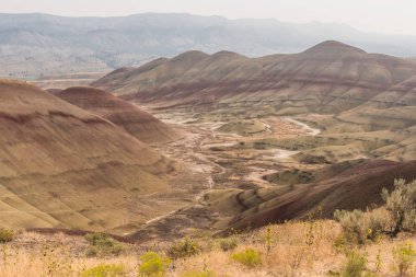 Dumanlı gökyüzü ile boyalı Hills