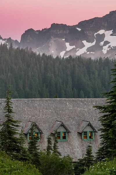 Pink Sunset Over Historic Lodge — Stock Photo, Image