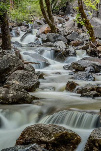 Agua corre lejos de Bridleveil Falls —  Fotos de Stock