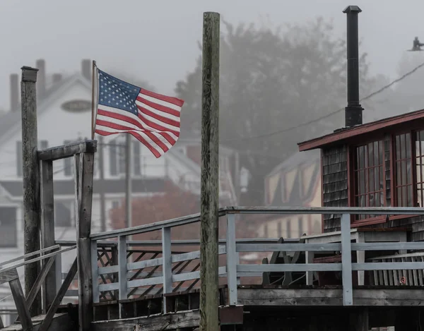 Golpes de la bandera americana en el puerto de Maine brumoso —  Fotos de Stock