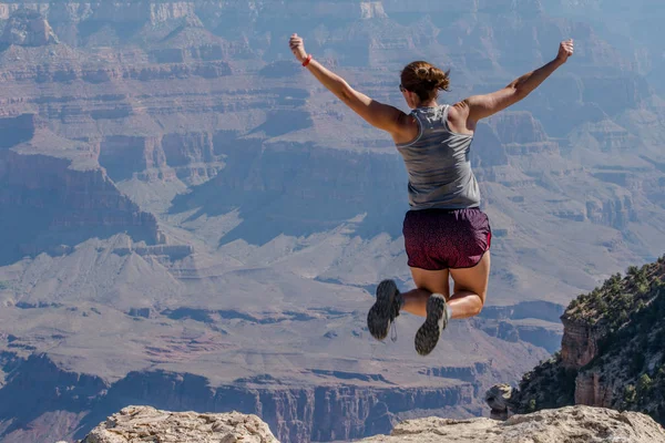 Skáče přes okraj Grand Canyonu — Stock fotografie