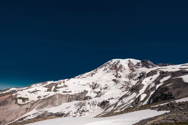 Monte Rainier con cielo azul profundo —  Fotos de Stock