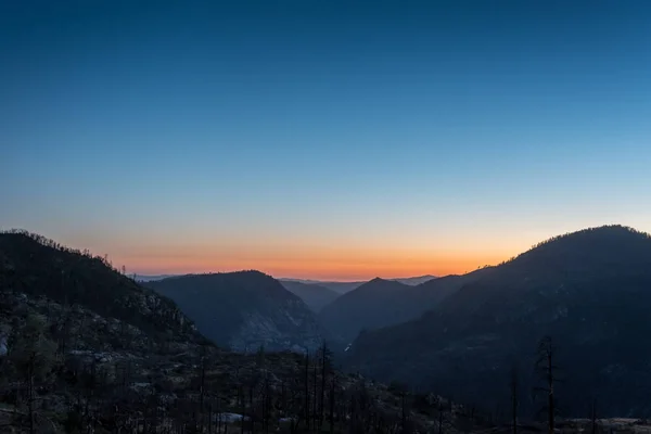 ヨセミテの荒野で夕日の山 — ストック写真