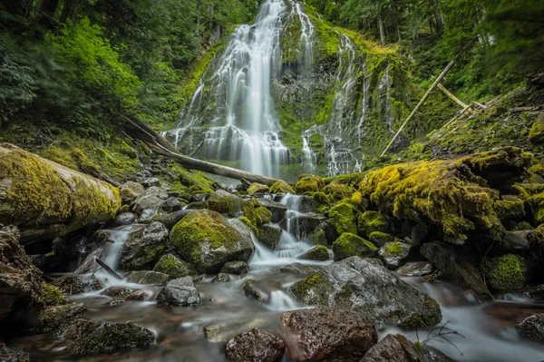 Weitwinkelblick des Stellvertreters fällt vom Wasserspiegel — Stockfoto