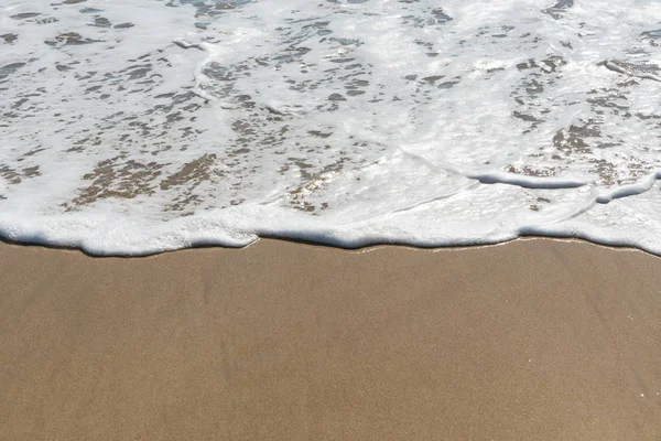 Ola espumosa en la playa —  Fotos de Stock