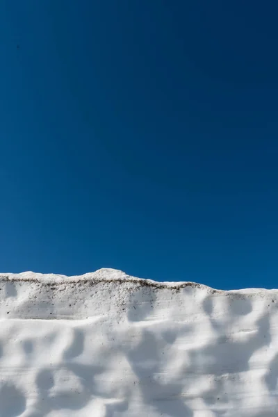 雪のドリフトと青空 — ストック写真