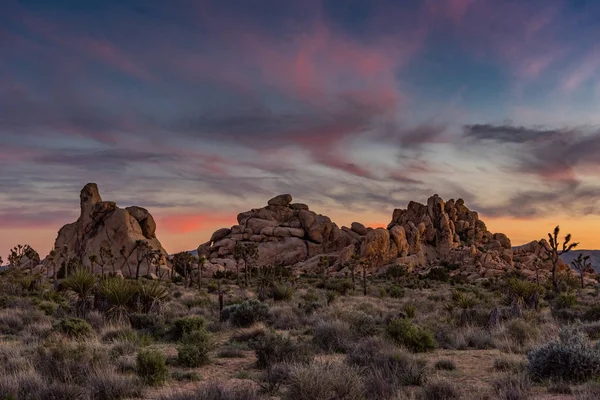 Pôr-do-sol subtil sobre pedras de escalada — Fotografia de Stock