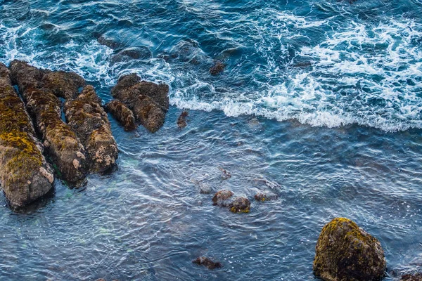 Neer te kijken op de blauwe wateren van de Stille Oceaan — Stockfoto