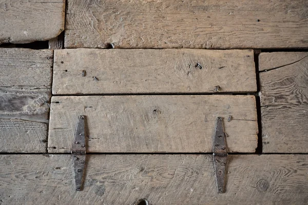 Noszone drewniane drzwi pułapki — Zdjęcie stockowe
