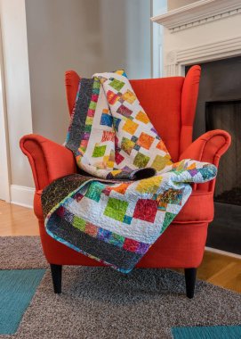 Üzerine portakal sandalye arkası bol dökümlü yorgan