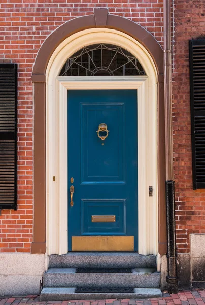 Puerta colonial azul — Foto de Stock