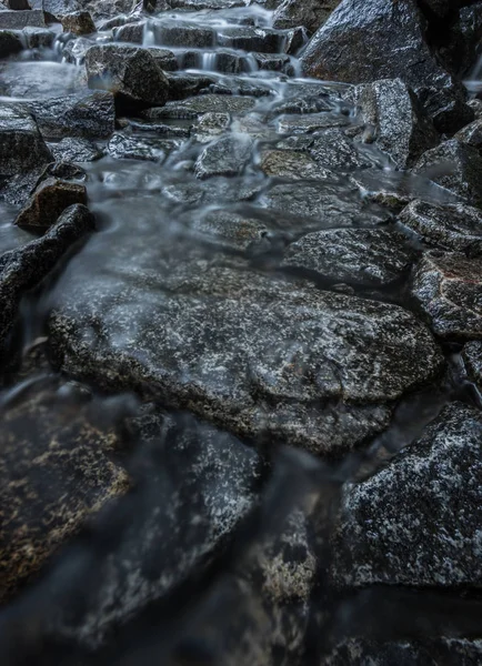 Водоспад проходить крізь камені — стокове фото