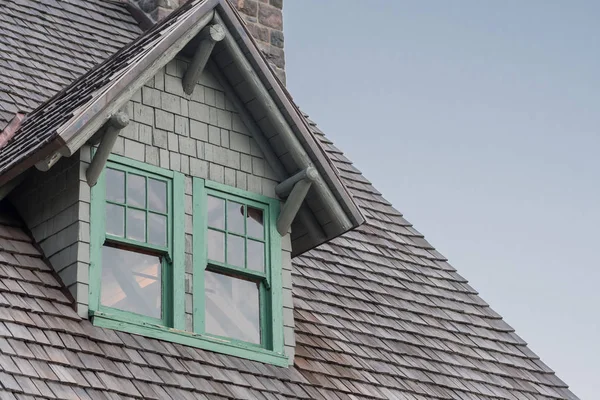 Venster Eave en houten dakspanen — Stockfoto