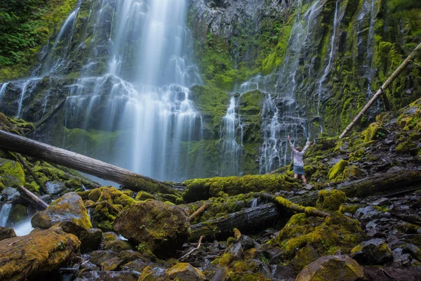 Woman Stands with her Arms Raised at Proxy Falls — Stock Photo, Image