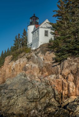 Bas liman deniz feneri ve kayalar aşağıdaki