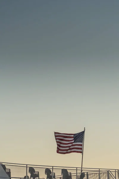 Ondas de bandera americana en la cubierta del barco — Foto de Stock