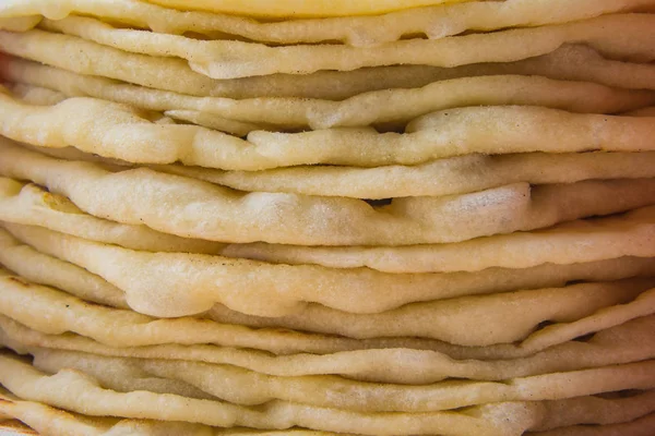 Zblízka skládaný mouka tortillami — Stock fotografie