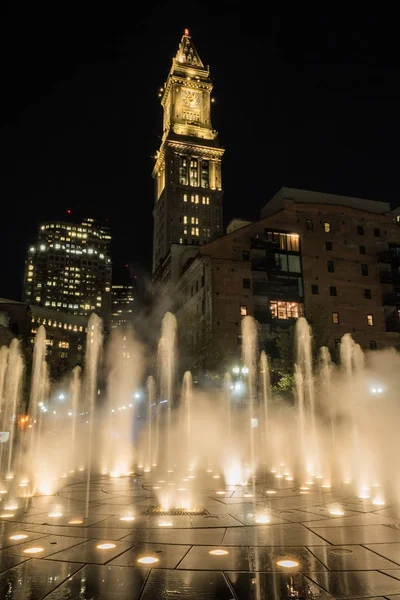 Torre de casa personalizada aparece atrás da fonte — Fotografia de Stock