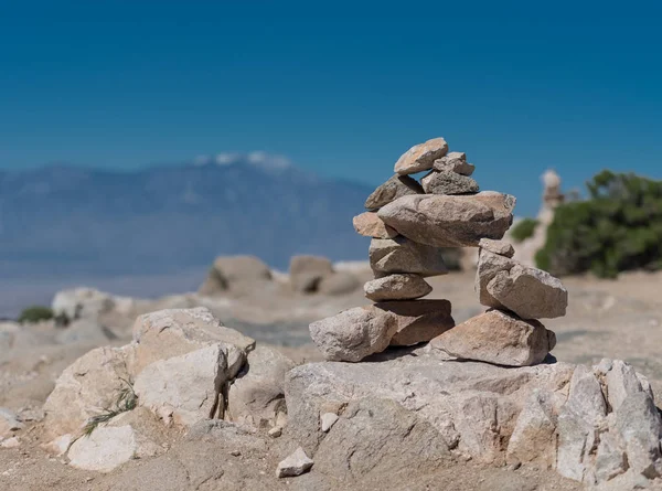 Malý kamenný oblouk na vrchol hory nad sebou — Stock fotografie