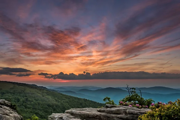 Günbatımı dağ sırtlar katmanları üzerinde — Stok fotoğraf