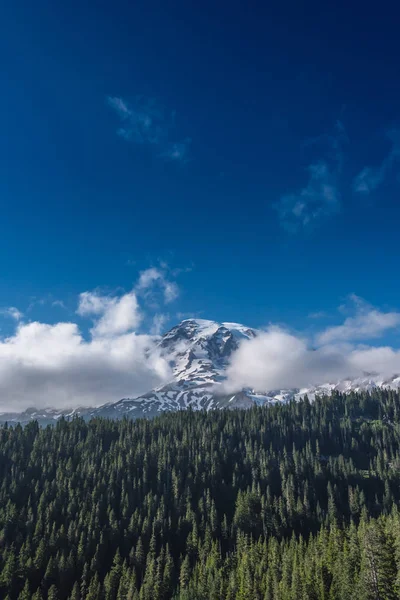 Skyet Mount Rainier og Deep Blue Sky - Stock-foto