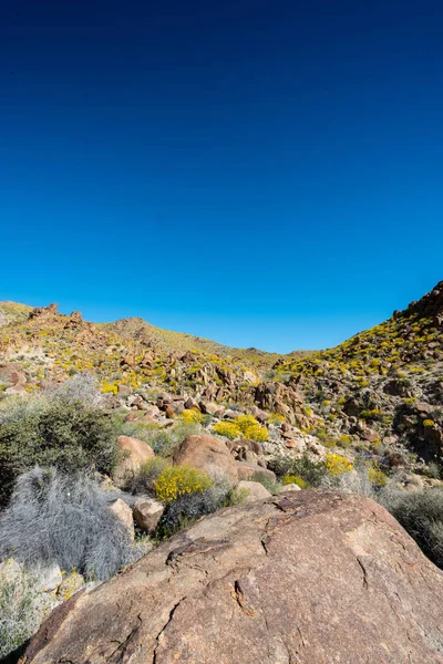 Grandes rocas y cielos azules — Foto de Stock