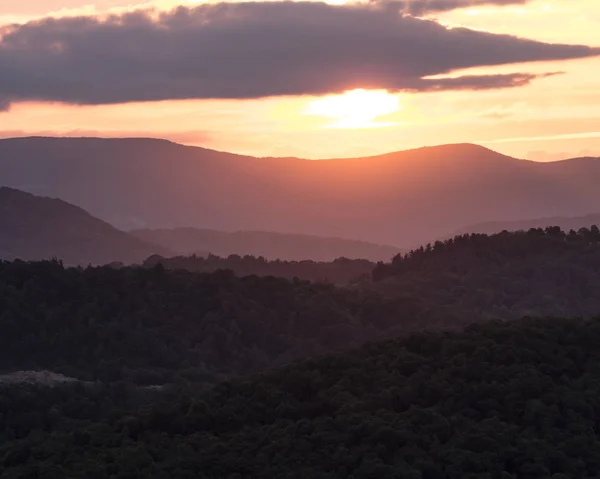 Slunce začíná se pod Blue Ridge Mountains — Stock fotografie