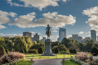 Washington heykeli ve Boston manzarası