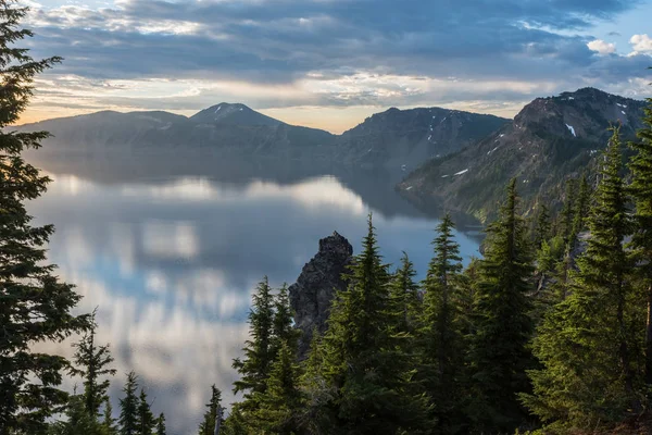 Nuages du matin calmes se reflètent dans le lac Crater — Photo